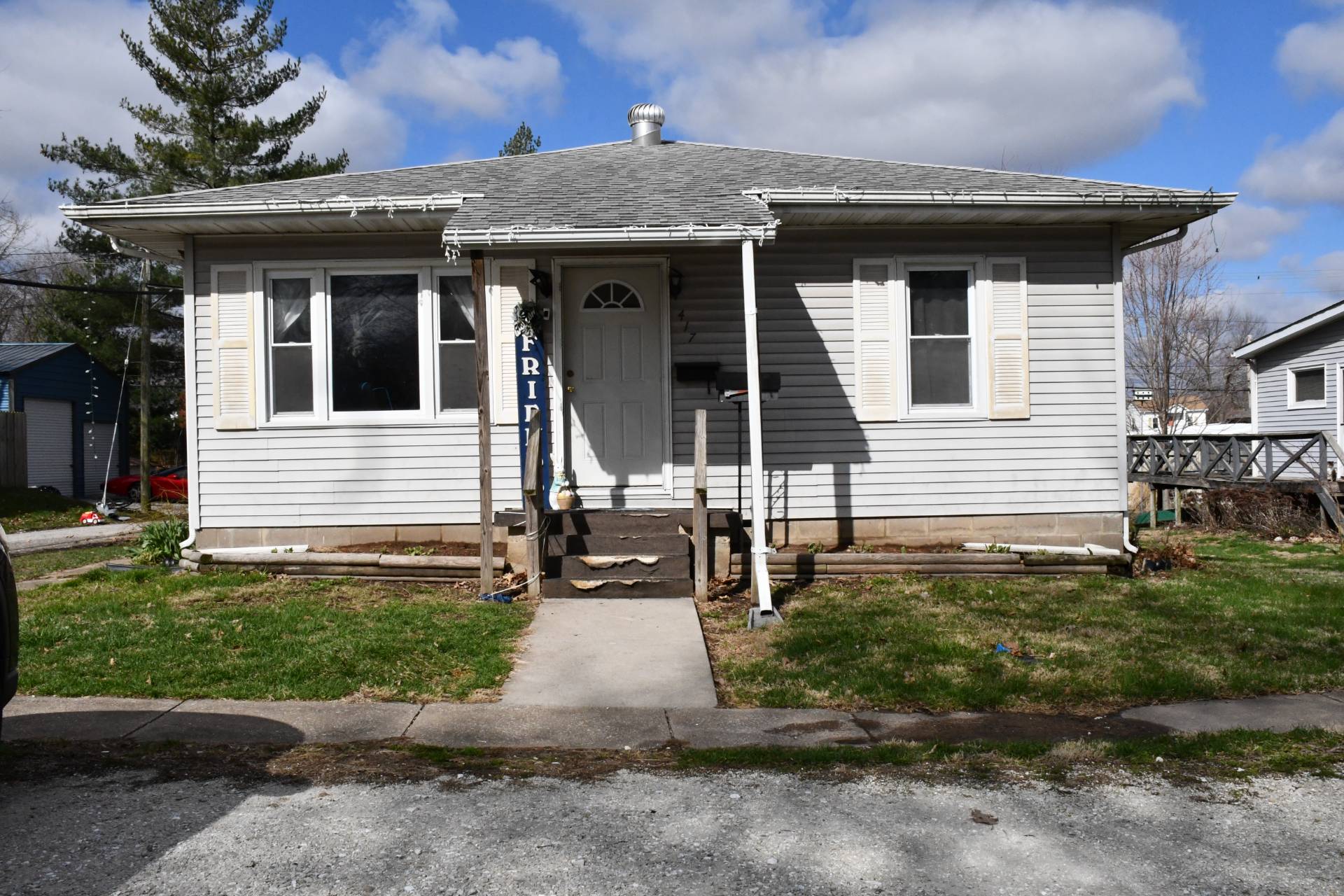 417 N Madison St, Pittsfield, IL 62363 (Sold NYStateMLS Listing #11067111)