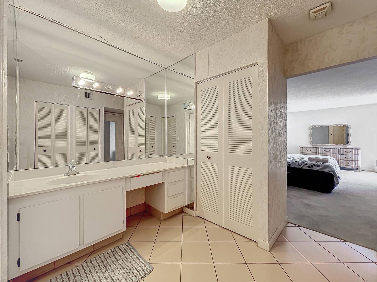 20225 NE 34th Ct, Apt 817, Miami, FL 33180