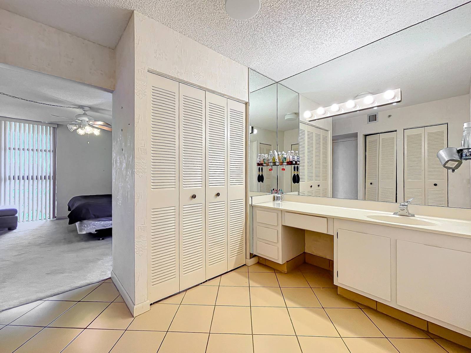 20225 NE 34th Ct, Apt 817, Miami, FL 33180
