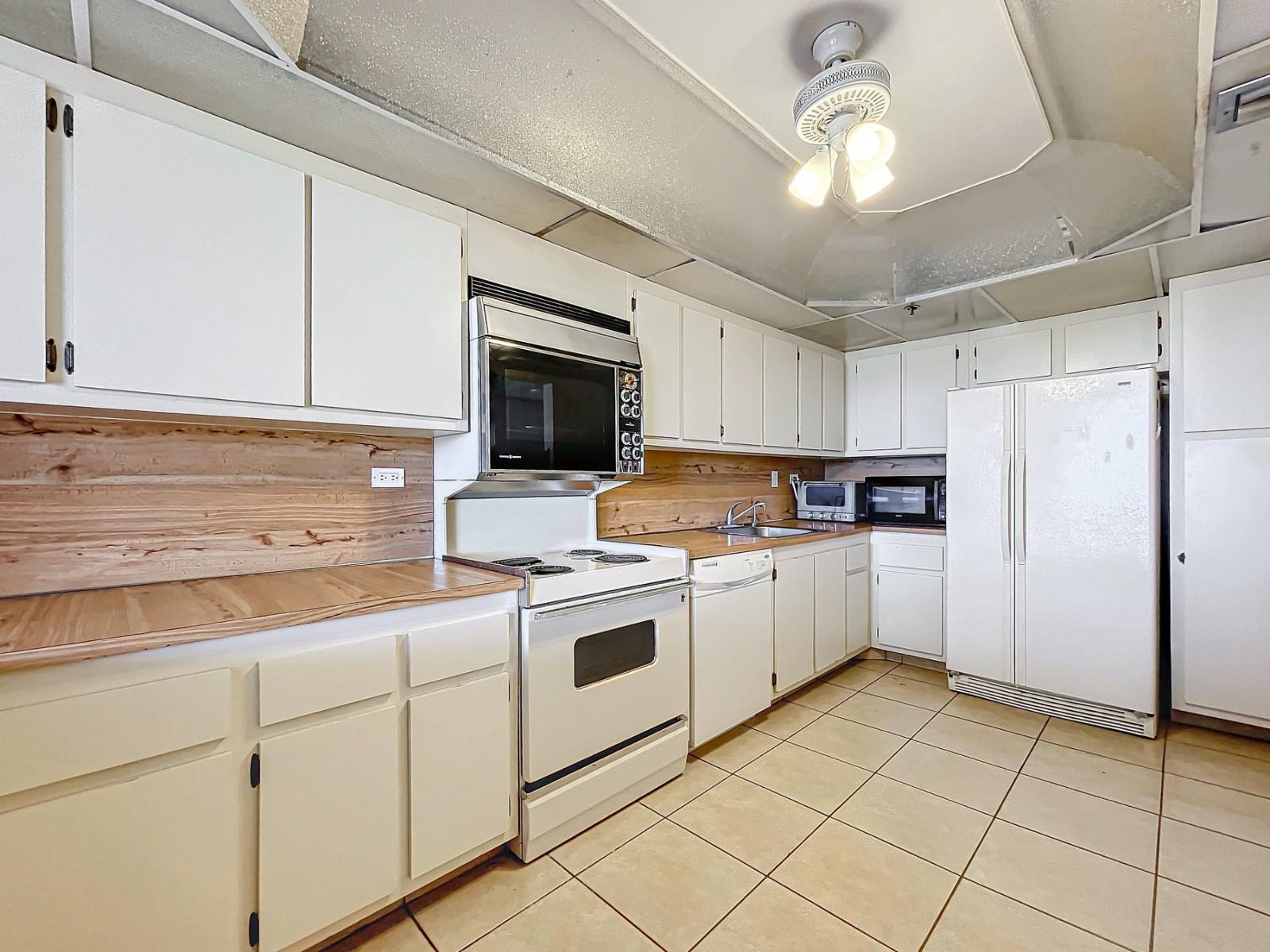 20225 NE 34th Ct, Apt 817, Miami, FL 33180