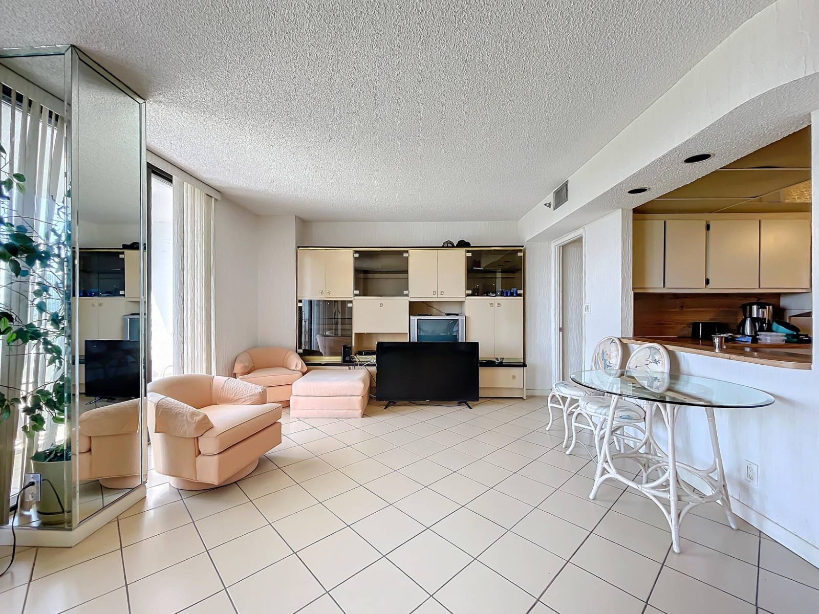20225 NE 34th Ct, Apt 817, Miami, FL 33180
