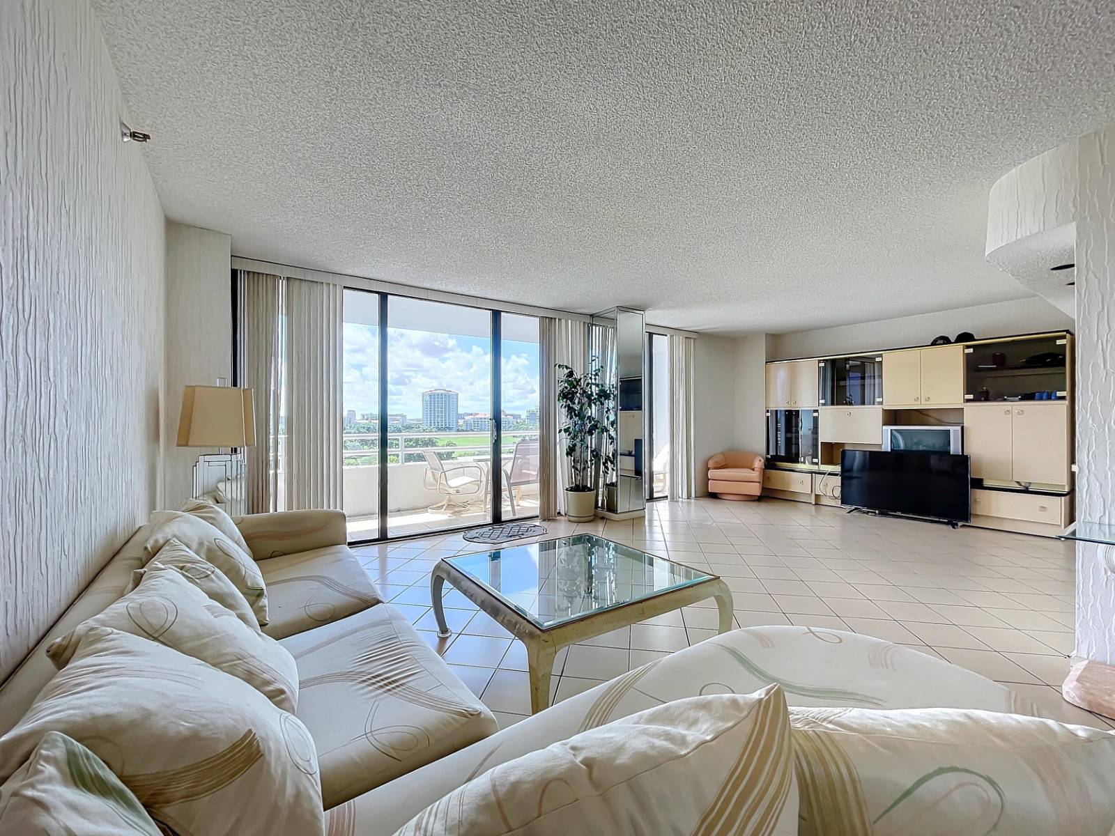 20225 NE 34th Ct, Apt 817, Miami, FL 33180