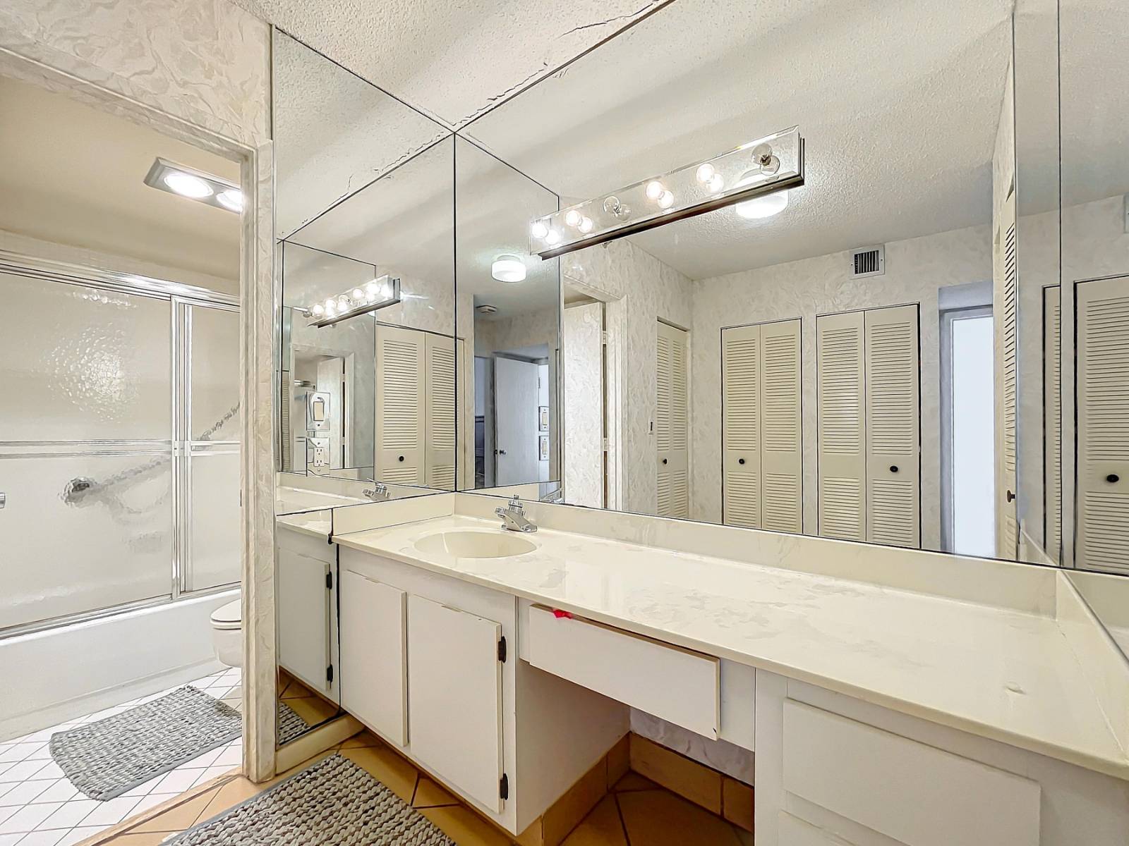 20225 NE 34th Ct, Apt 817, Miami, FL 33180