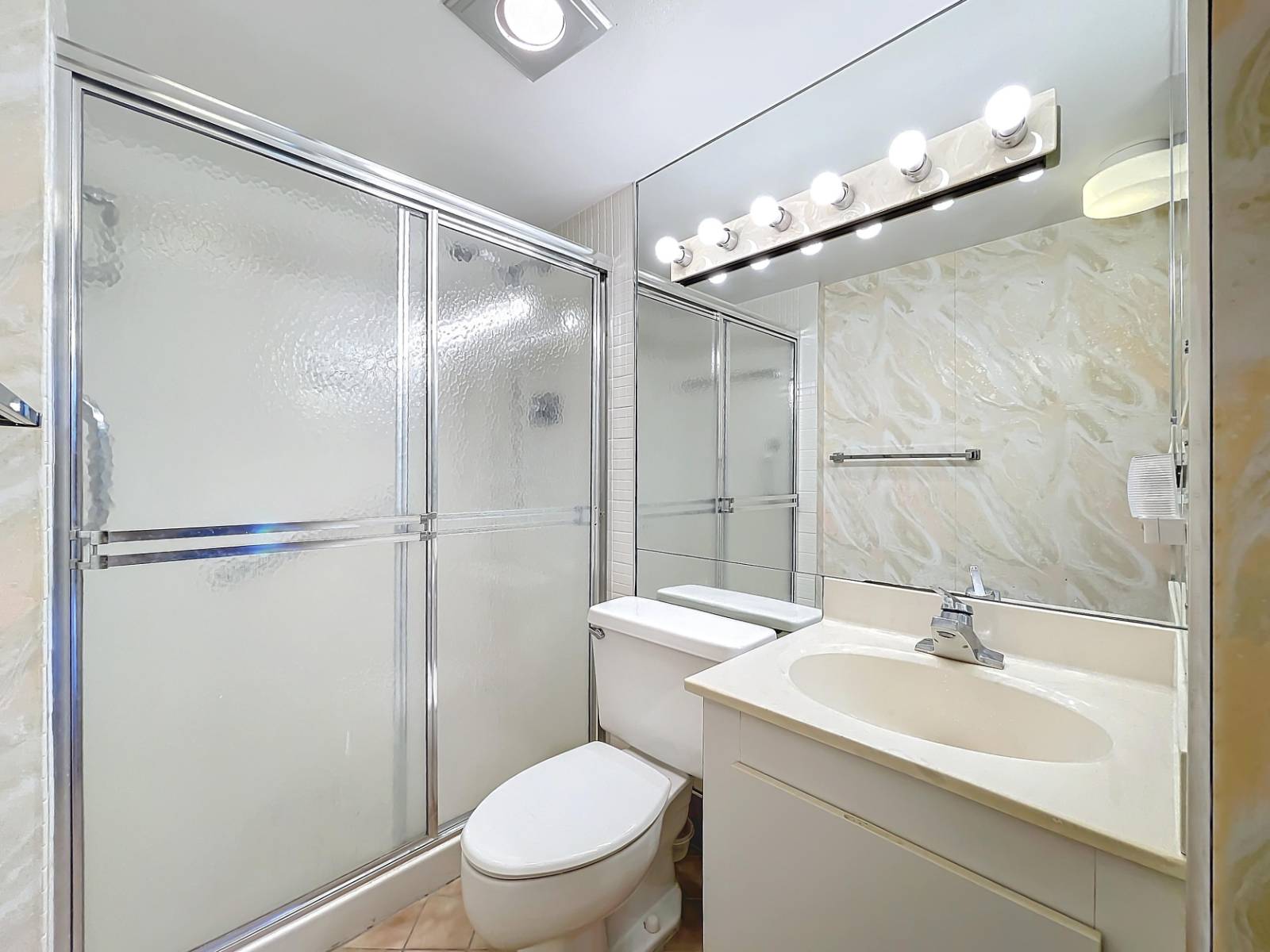 20225 NE 34th Ct, Apt 817, Miami, FL 33180
