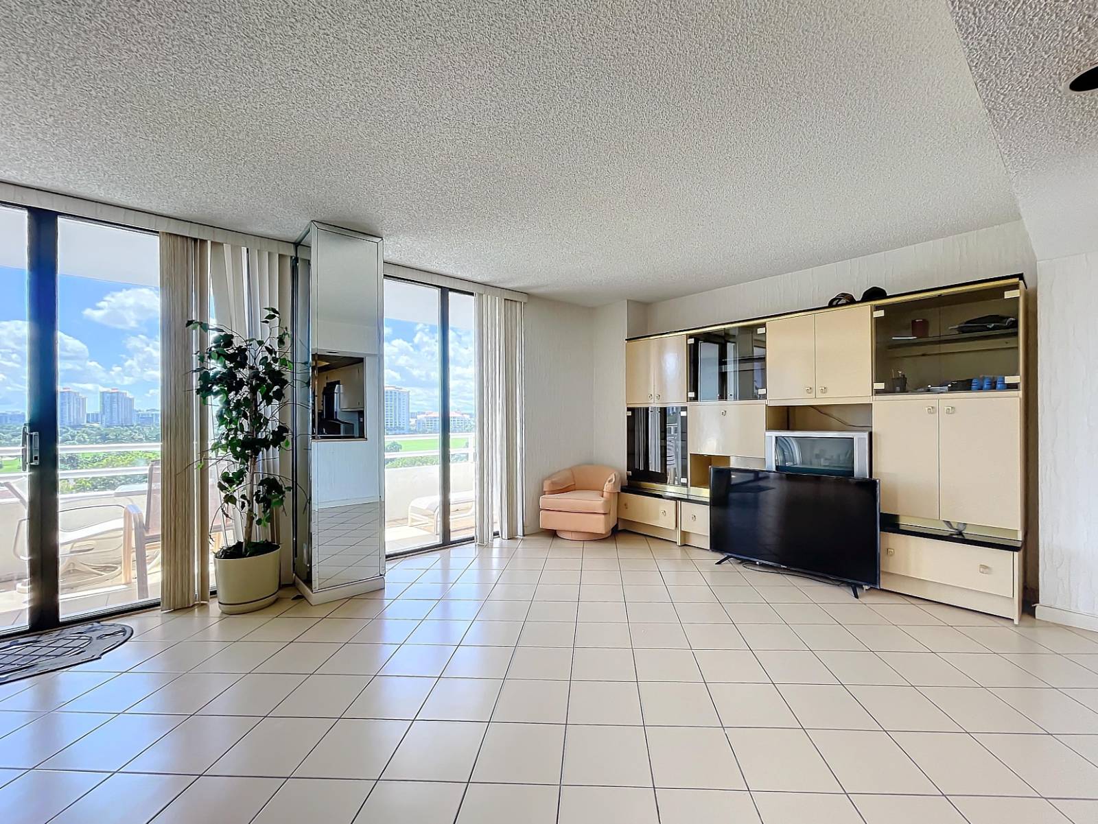 20225 NE 34th Ct, Apt 817, Miami, FL 33180