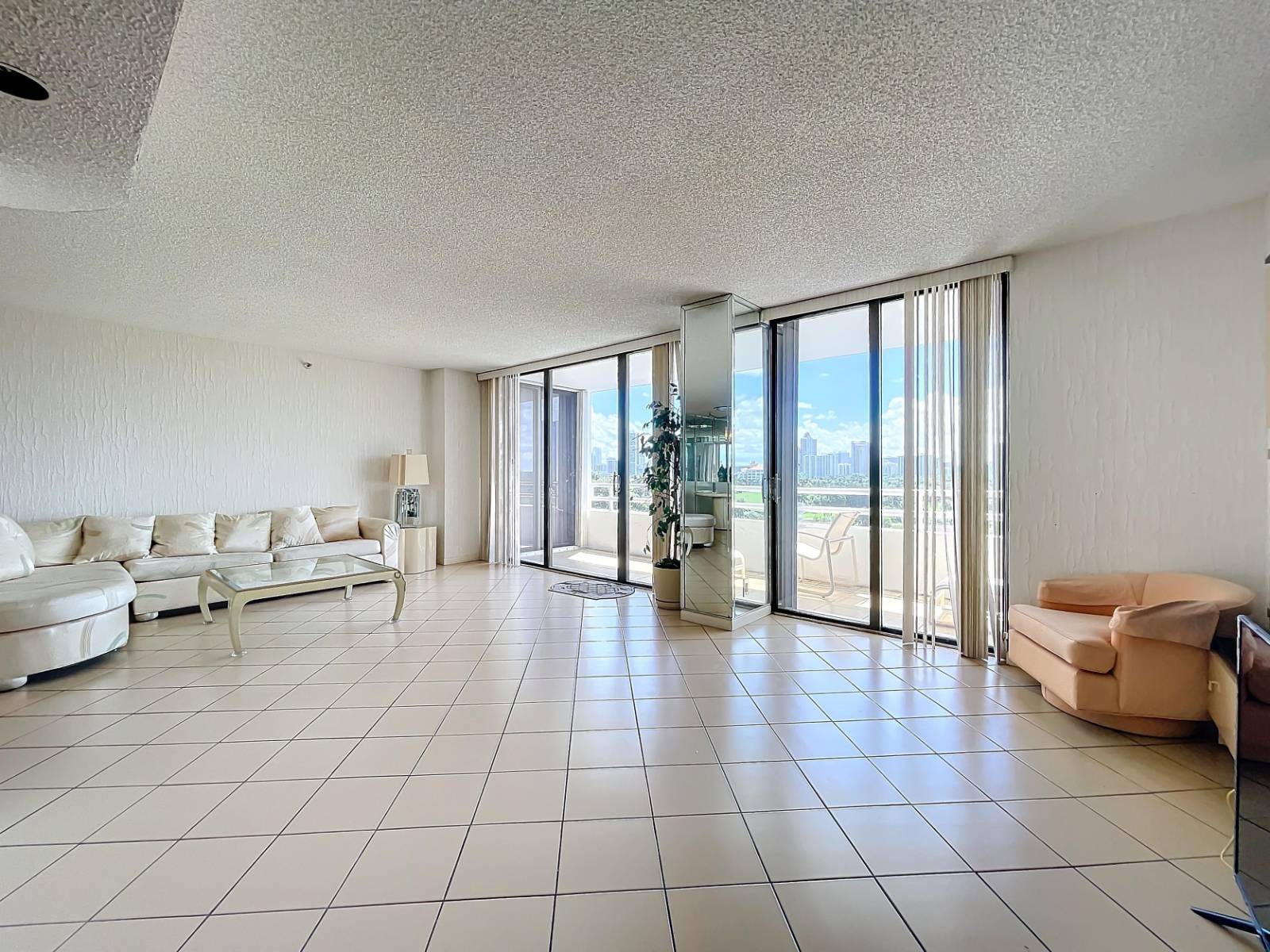 20225 NE 34th Ct, Apt 817, Miami, FL 33180