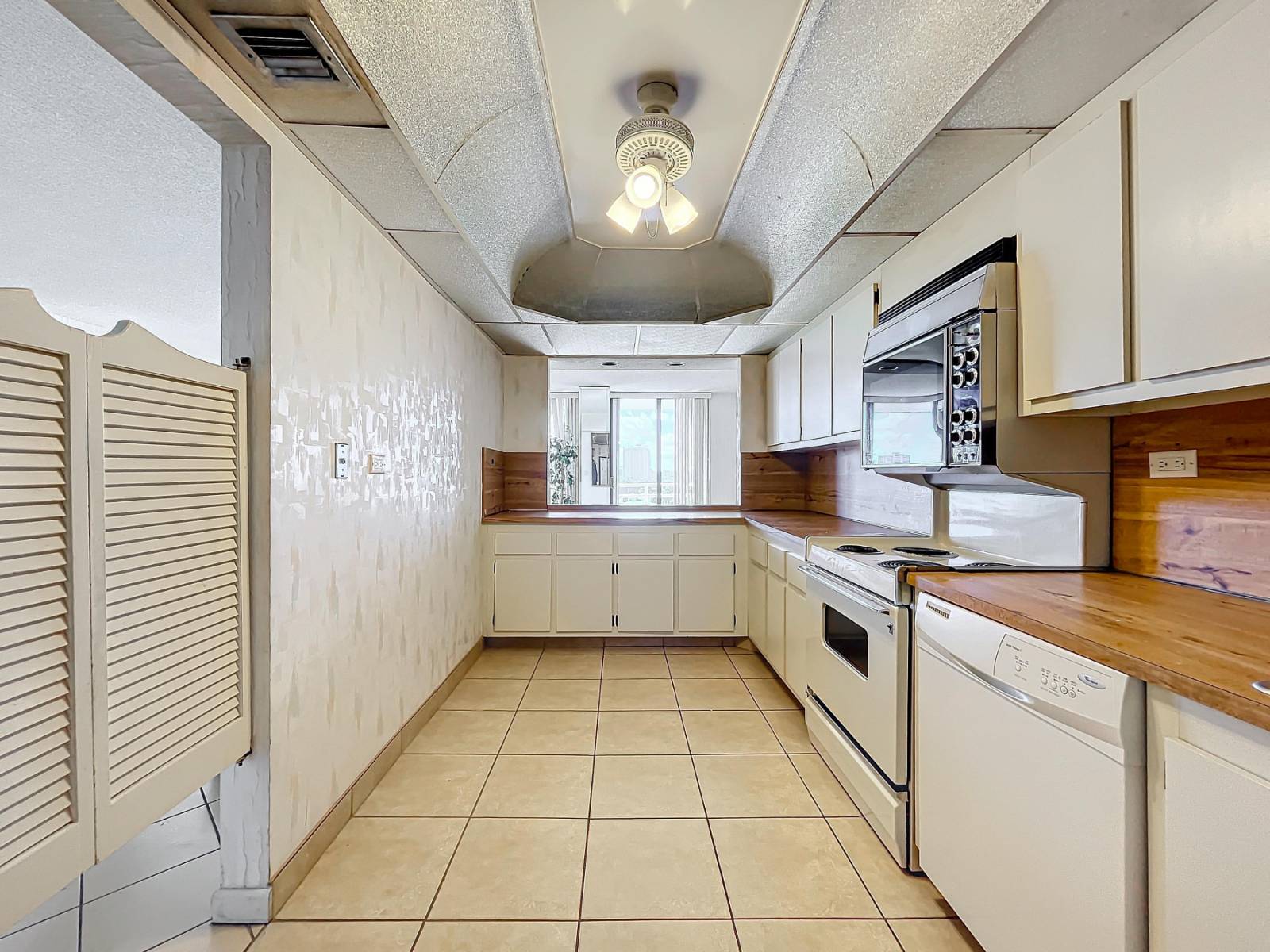 20225 NE 34th Ct, Apt 817, Miami, FL 33180
