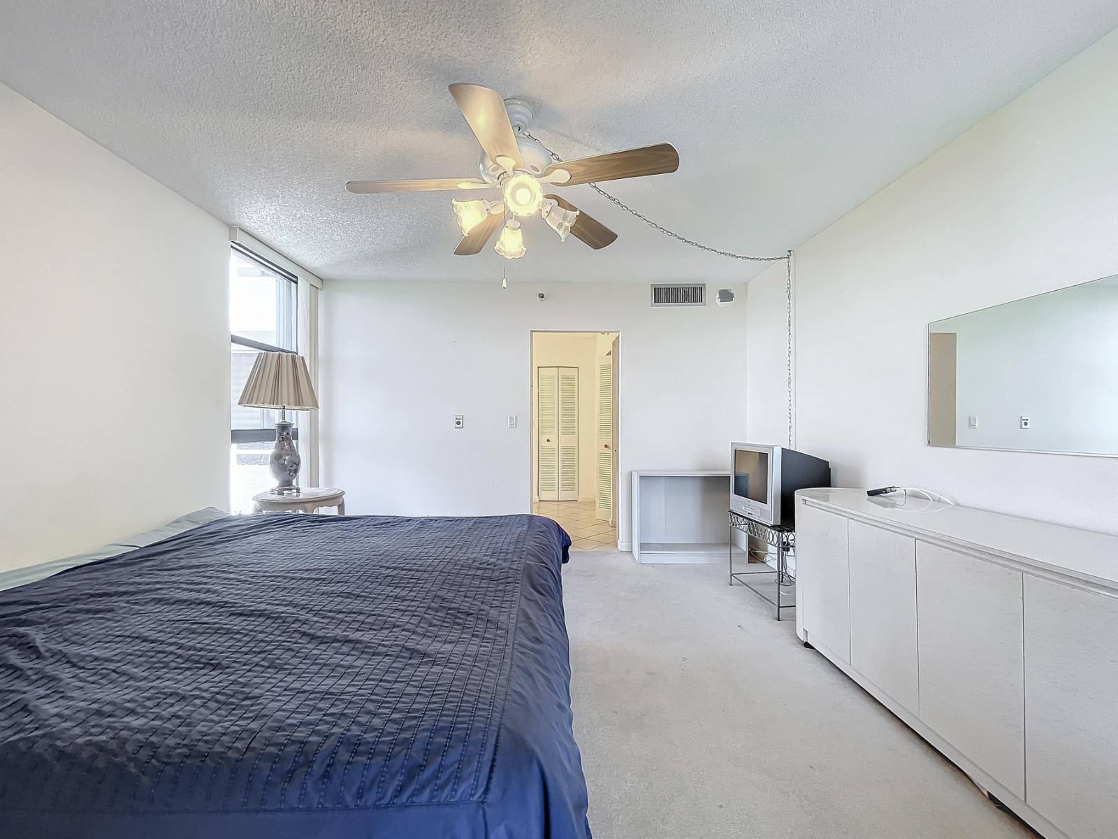 20225 NE 34th Ct, Apt 817, Miami, FL 33180