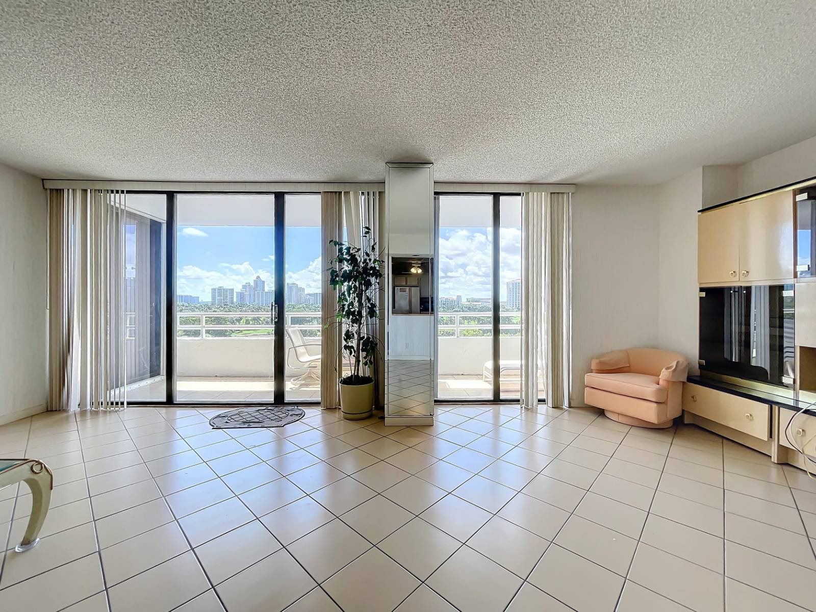 20225 NE 34th Ct, Apt 817, Miami, FL 33180