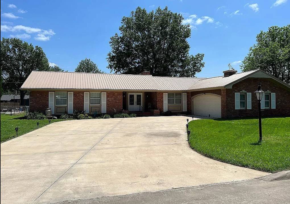 702 W. Oak, Chanute, KS, 66720