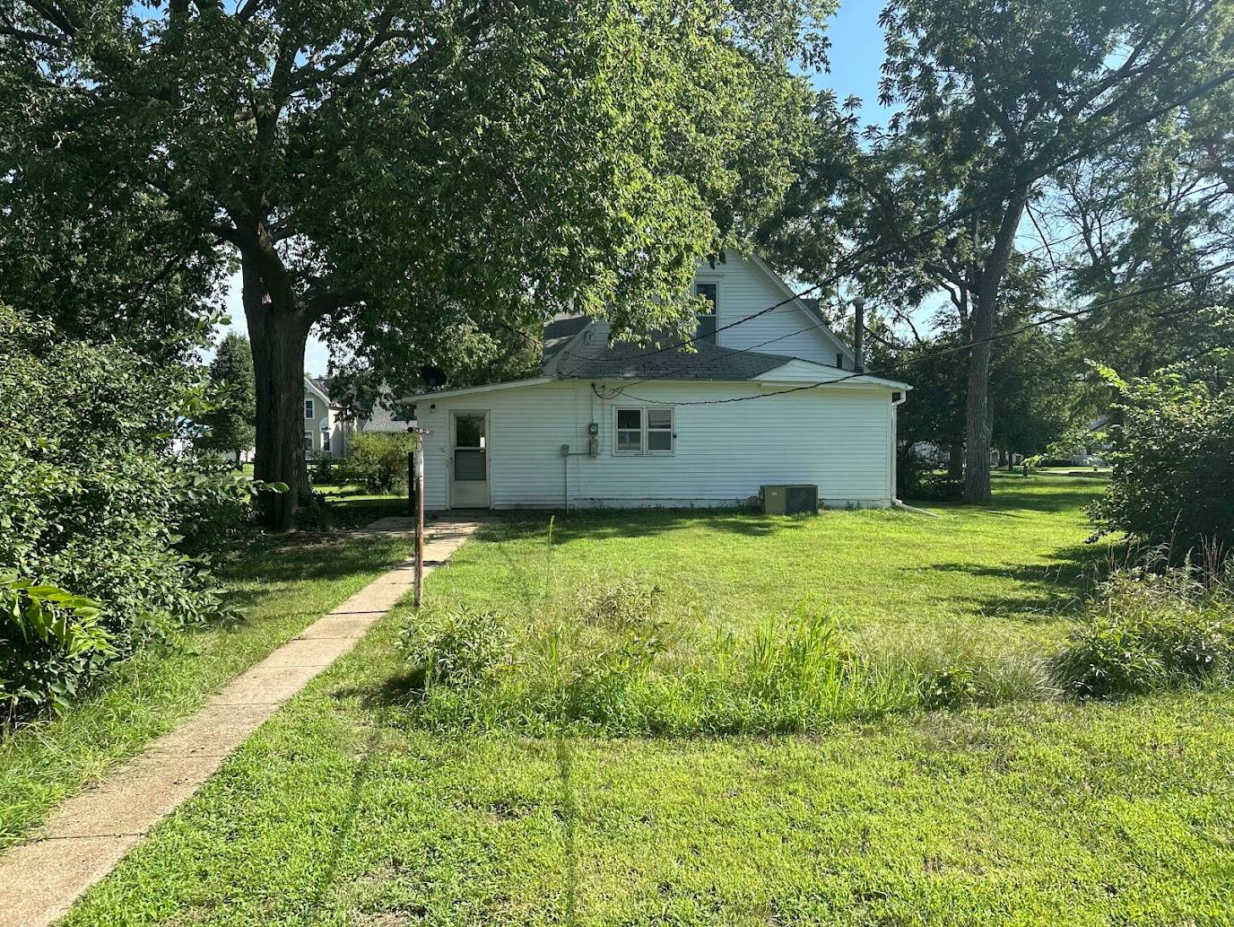 Photo 3 of 18 of home listing at 720 Eads Ave., Hebron, NE 68370