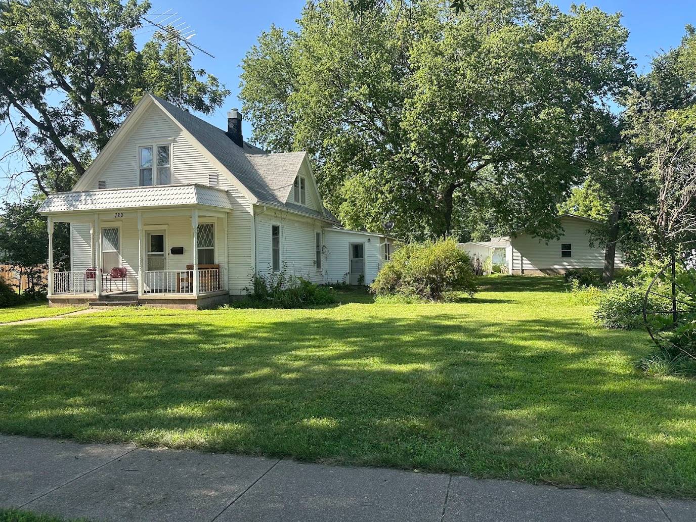 Photo 2 of 18 of home listing at 720 Eads Ave., Hebron, NE 68370