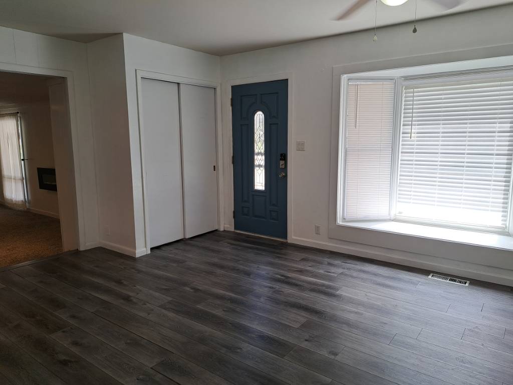 Photo 3 of 28 of home listing at 740 Parry Drive, Chadron, NE 69337