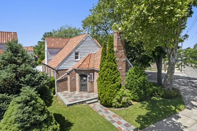 <p>Featured Listings</p>