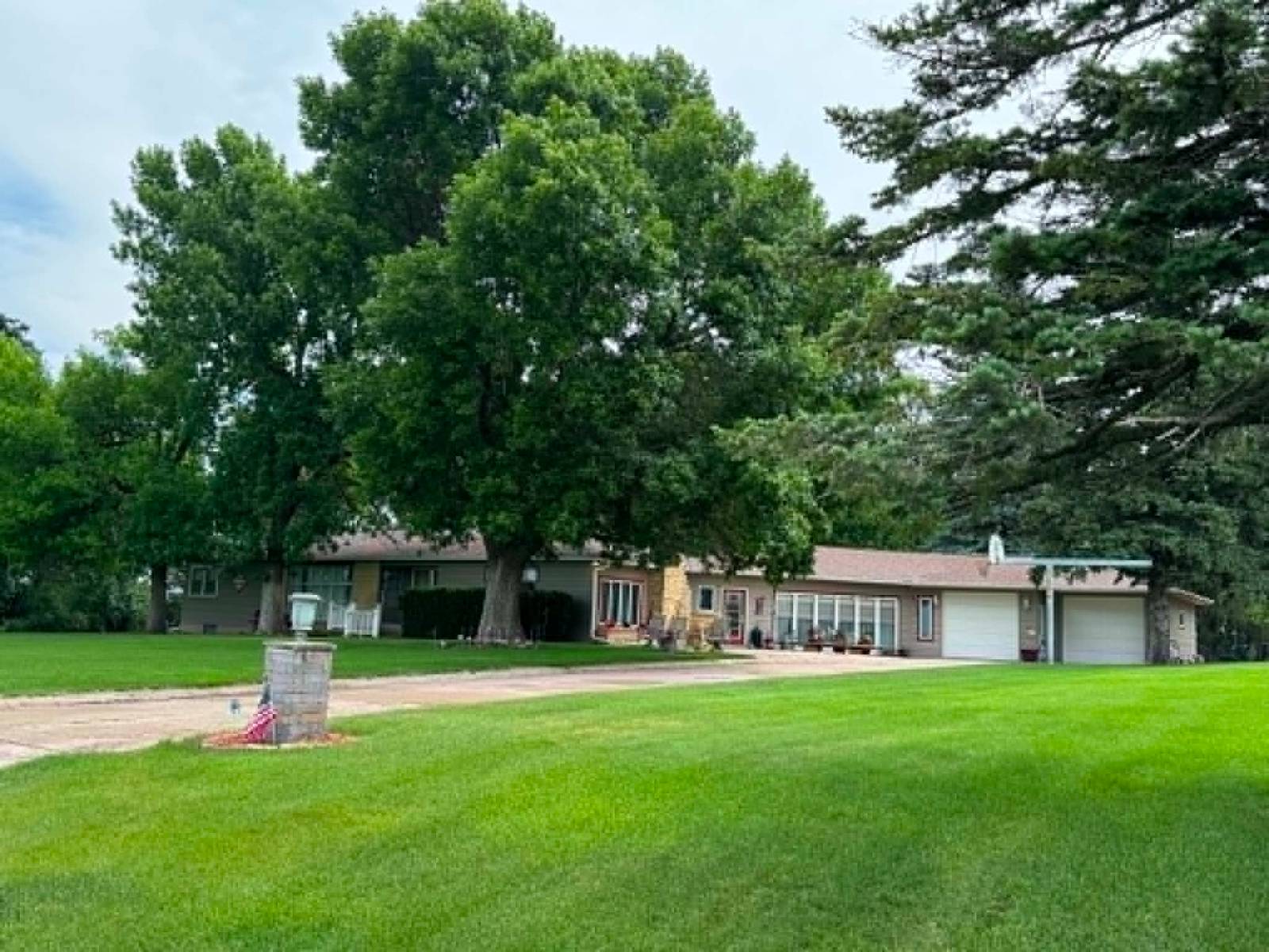 Photo 2 of 60 of home listing at 84964 524 Ave., Neligh, NE 68756