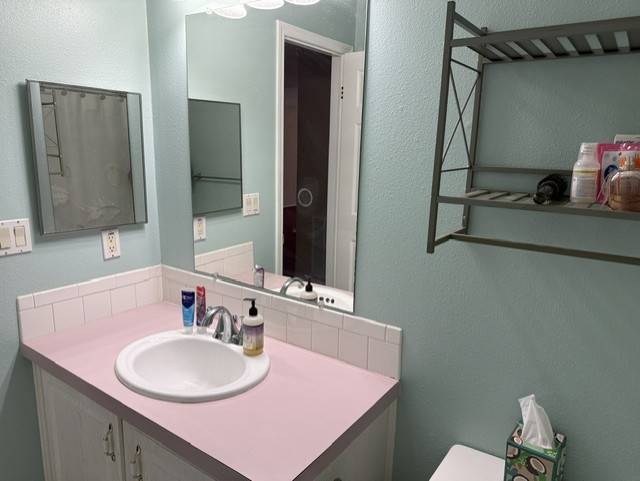 MOTIVATED SELLER! Over 2000 sqft living space.  Upgraded kitchen thumbnail 14
