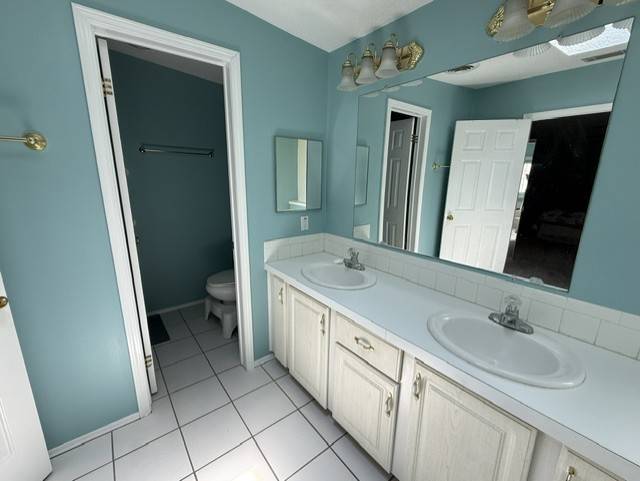 MOTIVATED SELLER! Over 2000 sqft living space.  Upgraded kitchen thumbnail 5