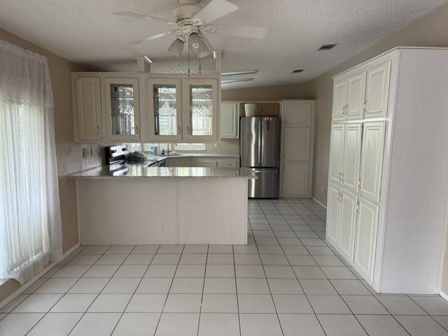 MOTIVATED SELLER! Over 2000 sqft living space.  Upgraded kitchen thumbnail 10