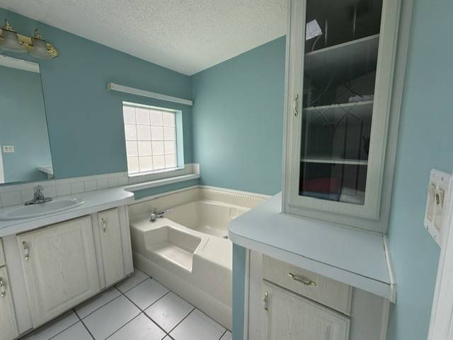 MOTIVATED SELLER! Over 2000 sqft living space.  Upgraded kitchen thumbnail 6