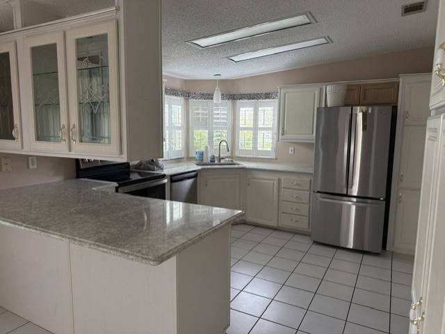 MOTIVATED SELLER! Over 2000 sqft living space.  Upgraded kitchen thumbnail 8