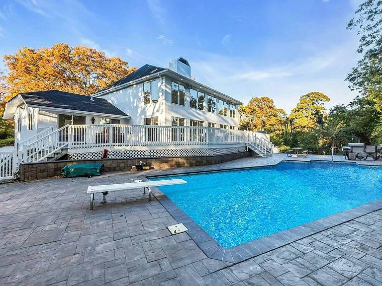 19 Bay Woods Dr