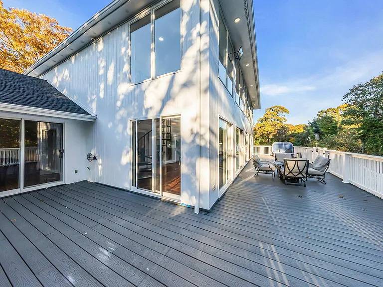 19 Bay Woods Dr