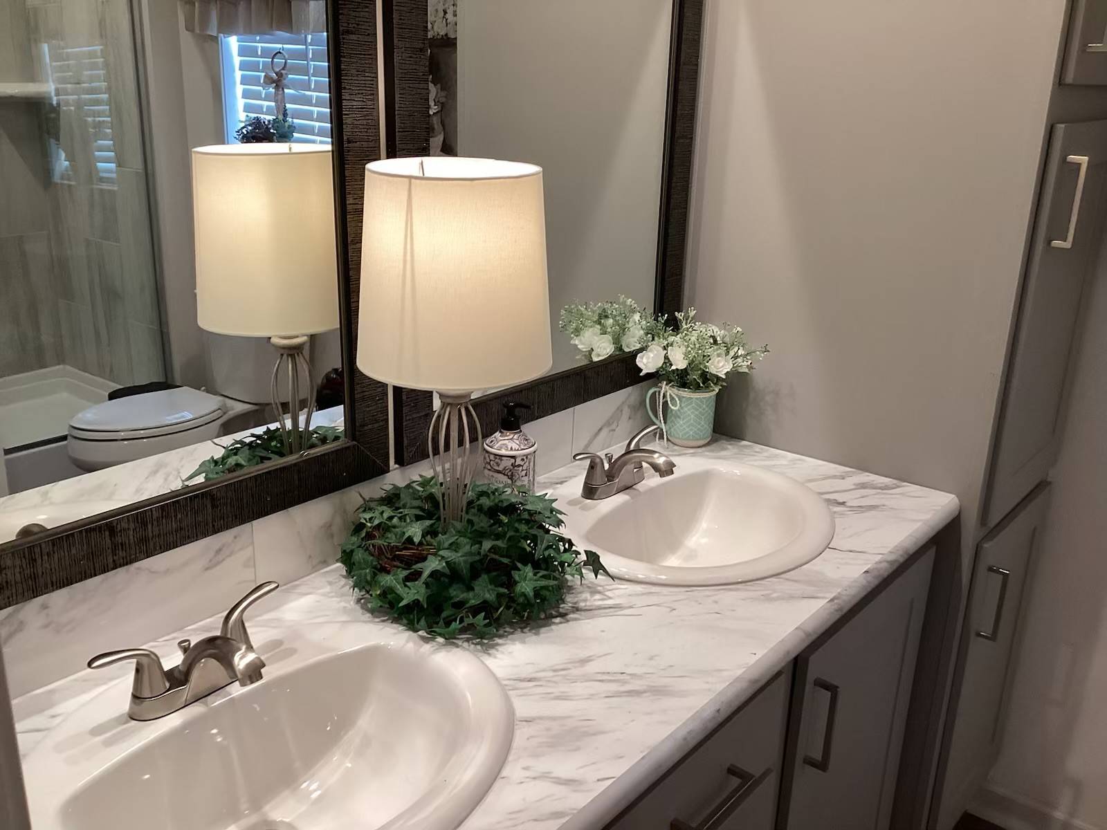 1 owner, 2023 Man. Home, Quartz Counter tops, high ceilings... thumbnail 14