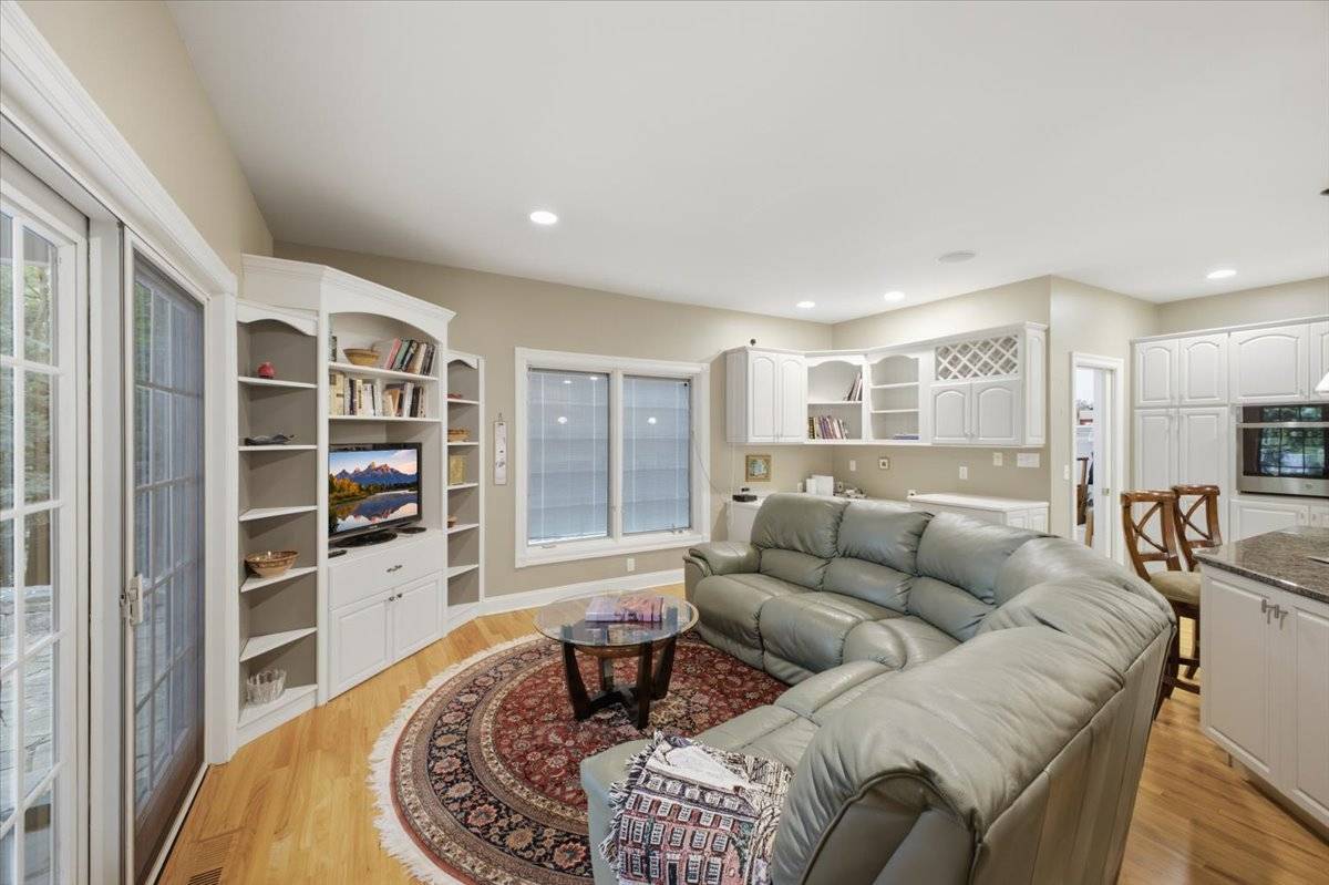 16 Longwood Dr