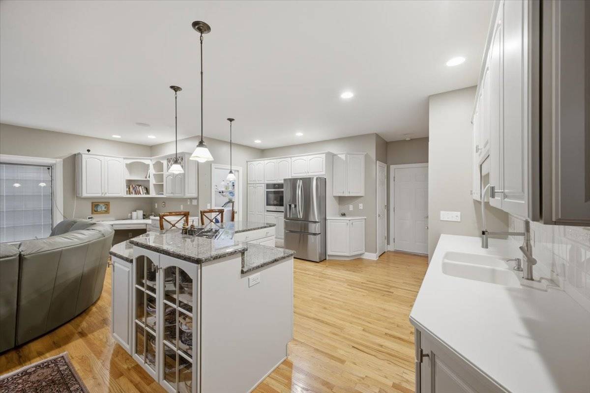 16 Longwood Dr