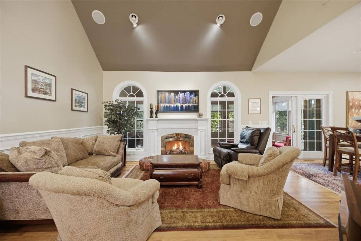 16 Longwood Dr