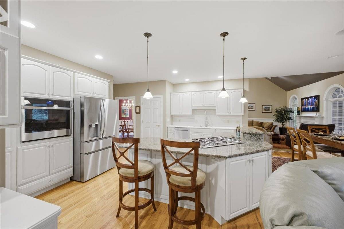 16 Longwood Dr