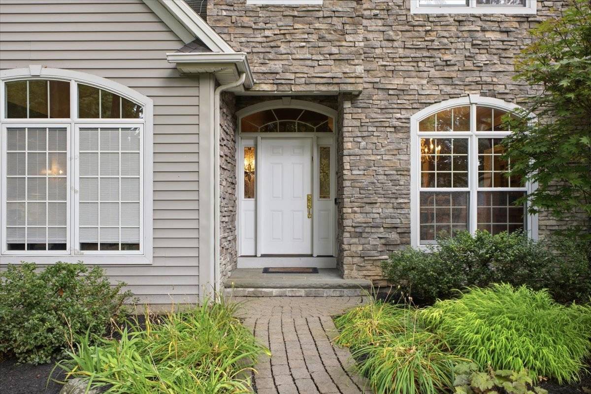 16 Longwood Dr