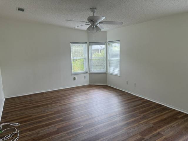 Beautifully Renovated 1890 Sq Ft Home-Move-IN-Ready thumbnail 9
