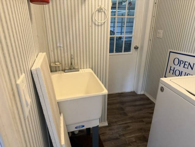 Beautifully Renovated 1890 Sq Ft Home-Move-IN-Ready thumbnail 20