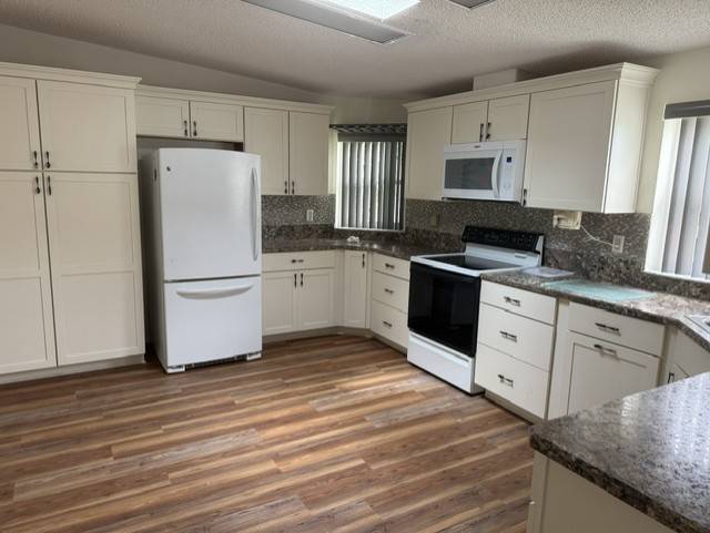 Beautifully Renovated 1890 Sq Ft Home-Move-IN-Ready thumbnail 7