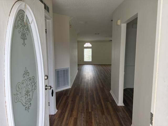 Beautifully Renovated 1890 Sq Ft Home-Move-IN-Ready thumbnail 4