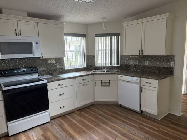 Beautifully Renovated 1890 Sq Ft Home-Move-IN-Ready thumbnail 6