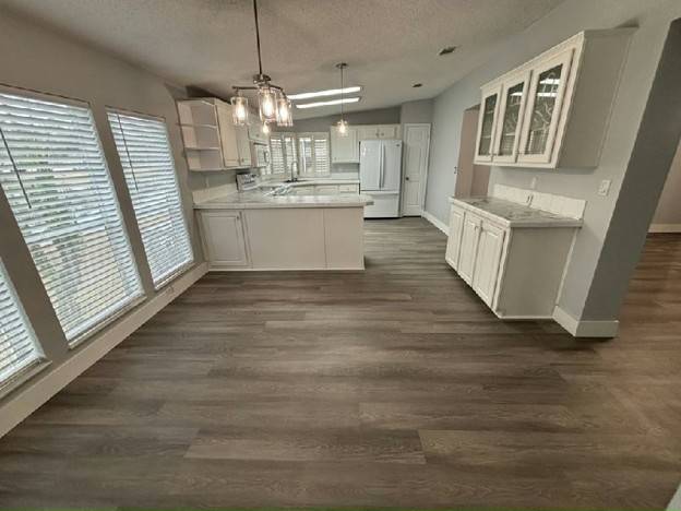 Newly renovated.  2394 Sq Ft.  Contemporary and Spacious design thumbnail 8