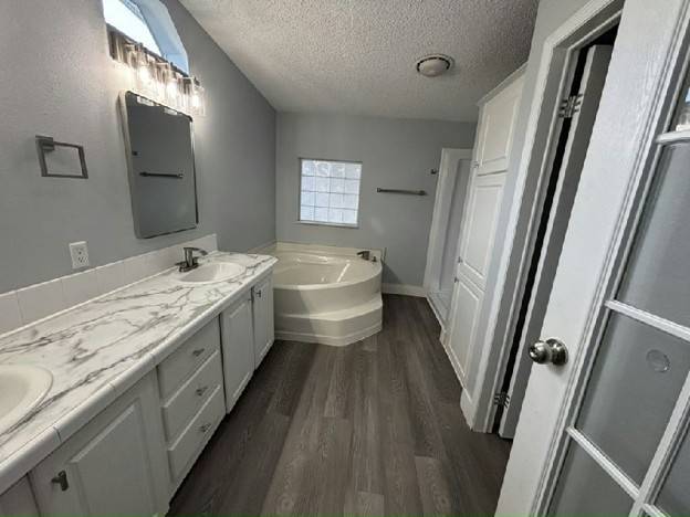 Newly renovated.  2394 Sq Ft.  Contemporary and Spacious design thumbnail 5