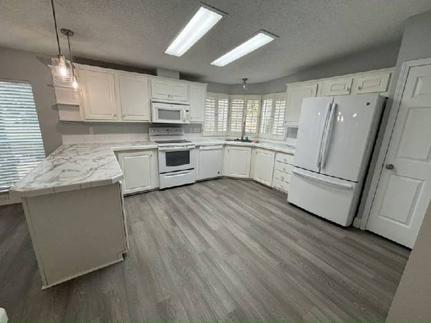 Newly renovated.  2394 Sq Ft.  Contemporary and Spacious design thumbnail 3