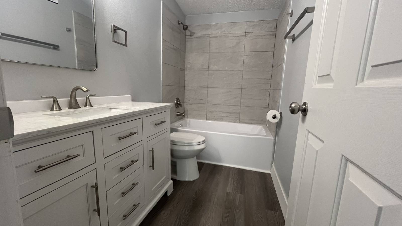 Newly renovated.  2394 Sq Ft.  Contemporary and Spacious design thumbnail 7