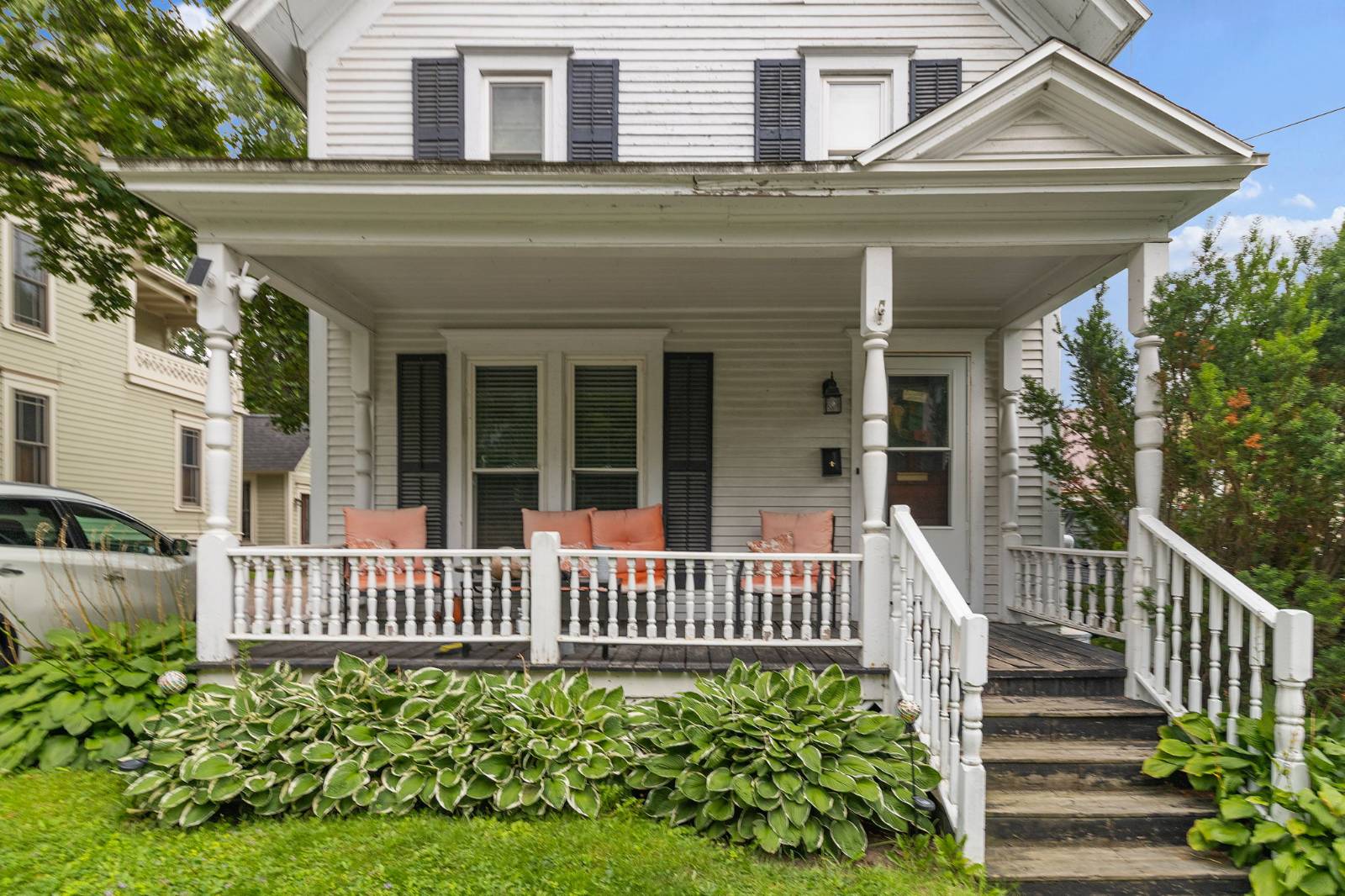 2 College St