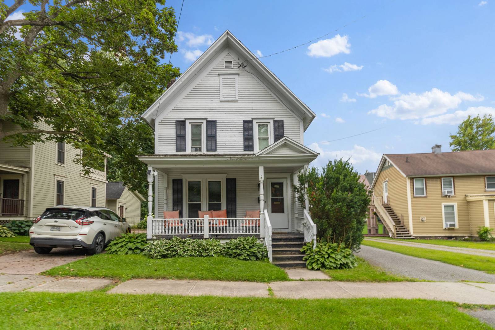 2 College St
