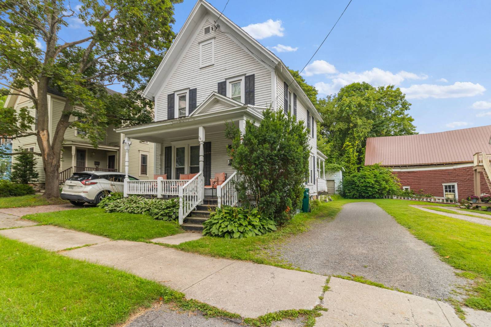 2 College St