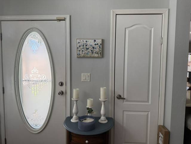 Spacious 1920 SqFt.  Upgraded Kitchen, New Roof, flooring. thumbnail 25