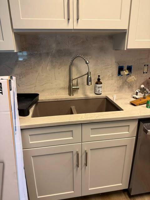 Spacious 1920 SqFt.  Upgraded Kitchen, New Roof, flooring. thumbnail 30