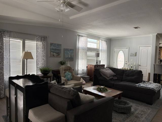 Spacious 1920 SqFt.  Upgraded Kitchen, New Roof, flooring. thumbnail 4