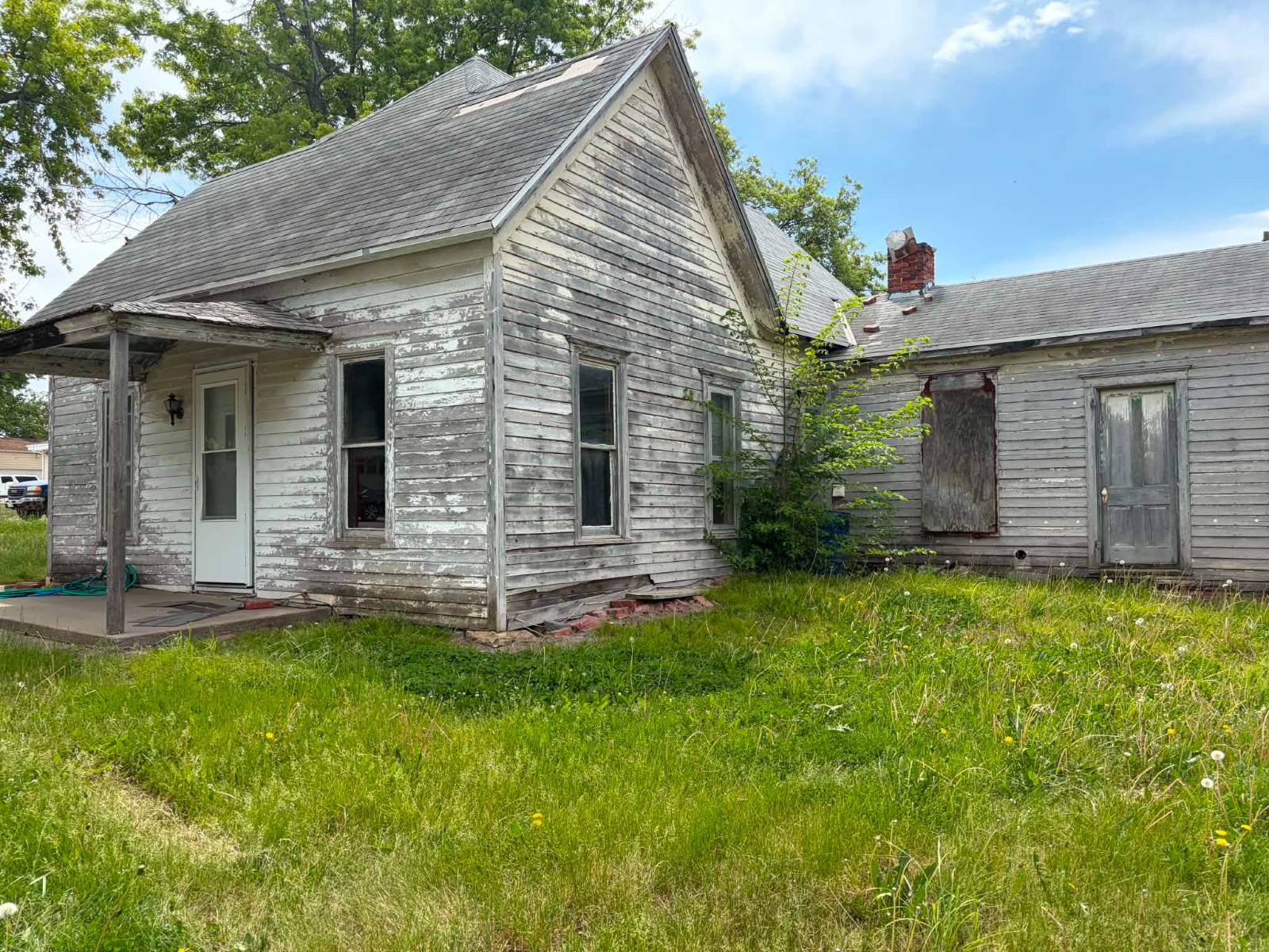 Photo 5 of 22 of home listing at 689 Park Street, Syracuse, NE 68446
