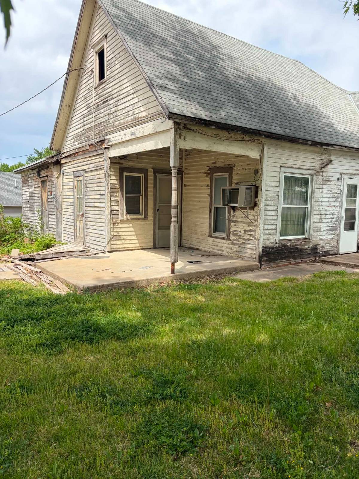 Photo 8 of 22 of home listing at 689 Park Street, Syracuse, NE 68446