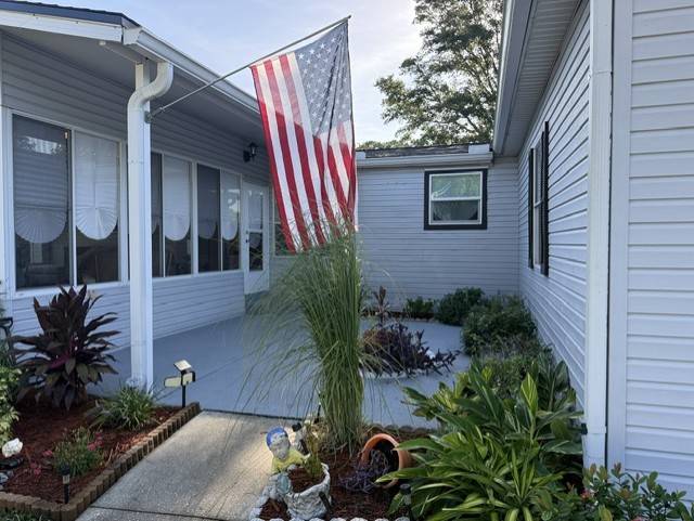 Waterfront living with an incredible all-weathered lanai. thumbnail 6